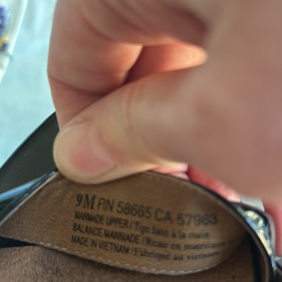 Gorgous black patent leather sandals for all occasion 9 barely worn name brand - Picture 7 of 7